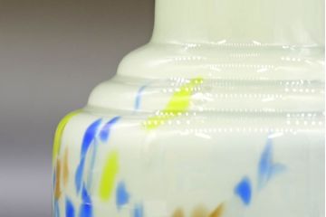 昭和レトロ　戦前　大正　可愛らしいデザインの古いマーブルガラス花瓶2個セット(フリル、色被せ、一輪挿し、花入、花器、硝子、吹きガラス)(R-076479)