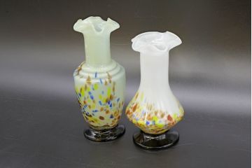 昭和レトロ　戦前　大正　可愛らしいデザインの古いマーブルガラス花瓶2個セット(フリル、色被せ、一輪挿し、花入、花器、硝子、吹きガラス)(R-076480)