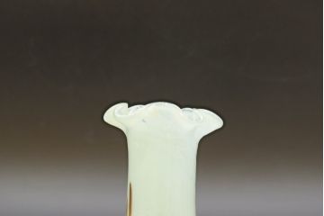 昭和レトロ　戦前　大正　可愛らしいデザインの古いマーブルガラス花瓶2個セット(フリル、色被せ、一輪挿し、花入、花器、硝子、吹きガラス)(R-076480)