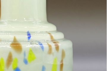 昭和レトロ　戦前　大正　可愛らしいデザインの古いマーブルガラス花瓶2個セット(フリル、色被せ、一輪挿し、花入、花器、硝子、吹きガラス)(R-076480)