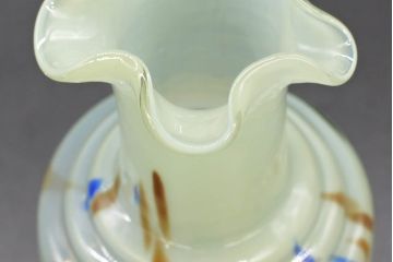 昭和レトロ　戦前　大正　可愛らしいデザインの古いマーブルガラス花瓶2個セット(フリル、色被せ、一輪挿し、花入、花器、硝子、吹きガラス)(R-076480)