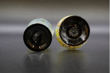 昭和レトロ　戦前　大正　可愛らしいデザインの古いマーブルガラス花瓶2個セット(フリル、色被せ、一輪挿し、花入、花器、硝子、吹きガラス)(R-076480)