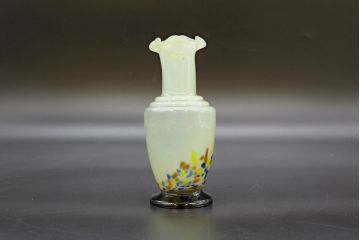 昭和レトロ　戦前　大正　可愛らしいデザインの古いマーブルガラス花瓶2個セット(フリル、色被せ、一輪挿し、花入、花器、硝子、吹きガラス)(R-076481)