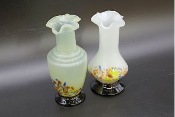 昭和レトロ　戦前　大正　可愛らしいデザインの古いマーブルガラス花瓶2個セット(フリル、色被せ、一輪挿し、花入、花器、硝子、吹きガラス)(R-076482)