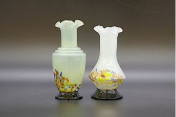 昭和レトロ　戦前　大正　可愛らしいデザインの古いマーブルガラス花瓶2個セット(フリル、色被せ、一輪挿し、花入、花器、硝子、吹きガラス)(R-076482)