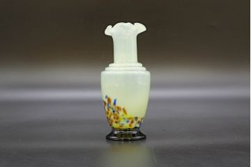 昭和レトロ　戦前　大正　可愛らしいデザインの古いマーブルガラス花瓶2個セット(フリル、色被せ、一輪挿し、花入、花器、硝子、吹きガラス)(R-076482)