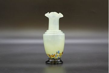 昭和レトロ　戦前　大正　可愛らしいデザインの古いマーブルガラス花瓶2個セット(フリル、色被せ、一輪挿し、花入、花器、硝子、吹きガラス)(R-076482)