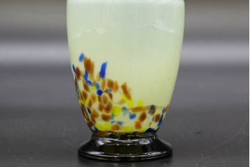 昭和レトロ　戦前　大正　可愛らしいデザインの古いマーブルガラス花瓶2個セット(フリル、色被せ、一輪挿し、花入、花器、硝子、吹きガラス)(R-076482)