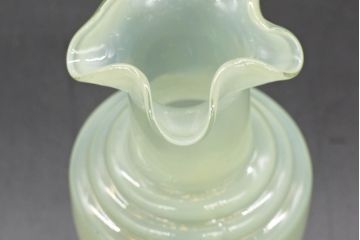 昭和レトロ　戦前　大正　可愛らしいデザインの古いマーブルガラス花瓶2個セット(フリル、色被せ、一輪挿し、花入、花器、硝子、吹きガラス)(R-076482)