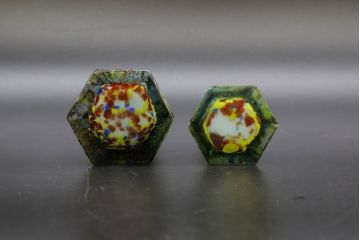 昭和レトロ　戦前　大正　置くだけでお部屋のアクセントになる古いマーブルガラス花瓶2個セット(六角、一輪挿し、花入、花器、硝子)(R-076483)