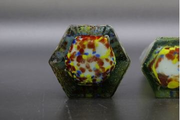 昭和レトロ　戦前　大正　置くだけでお部屋のアクセントになる古いマーブルガラス花瓶2個セット(六角、一輪挿し、花入、花器、硝子)(R-076483)