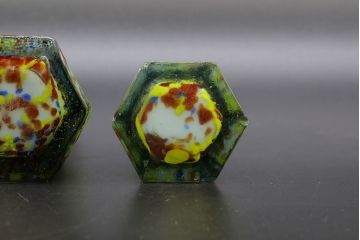 昭和レトロ　戦前　大正　置くだけでお部屋のアクセントになる古いマーブルガラス花瓶2個セット(六角、一輪挿し、花入、花器、硝子)(R-076483)