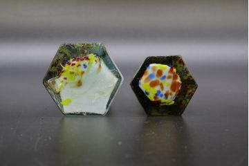 昭和レトロ　戦前　大正　置くだけでお部屋のアクセントになる古いマーブルガラス花瓶2個セット(六角、一輪挿し、花入、花器、硝子)(R-076485)