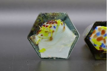 昭和レトロ　戦前　大正　置くだけでお部屋のアクセントになる古いマーブルガラス花瓶2個セット(六角、一輪挿し、花入、花器、硝子)(R-076485)