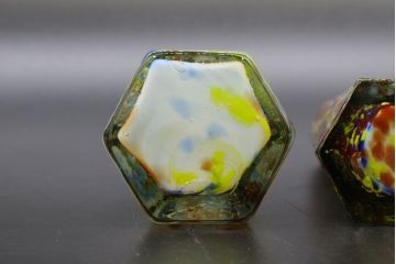 昭和レトロ　戦前　大正　置くだけでお部屋のアクセントになる古いマーブルガラス花瓶2個セット(六角、一輪挿し、花入、花器、硝子)(R-076486)
