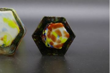 昭和レトロ　戦前　大正　置くだけでお部屋のアクセントになる古いマーブルガラス花瓶2個セット(六角、一輪挿し、花入、花器、硝子)(R-076486)