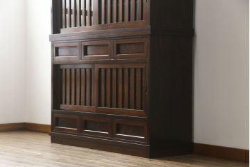 中古　美品　高級品　国産　職人手作り　総欅(ケヤキ)材　漆塗り　上質な和の空間を演出する二段重ね水屋箪笥(食器棚、茶箪笥、キャビネット、収納棚、戸棚、店舗什器)(定価約120万円)(R-076489)