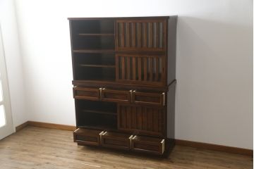 中古　美品　高級品　国産　職人手作り　総欅(ケヤキ)材　漆塗り　上質な和の空間を演出する二段重ね水屋箪笥(食器棚、茶箪笥、キャビネット、収納棚、戸棚、店舗什器)(定価約120万円)(R-076489)