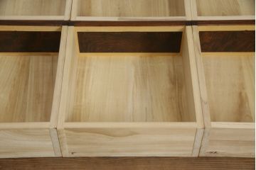 中古　美品　高級品　国産　職人手作り　総欅(ケヤキ)材　漆塗り　上質な和の空間を演出する二段重ね水屋箪笥(食器棚、茶箪笥、キャビネット、収納棚、戸棚、店舗什器)(定価約120万円)(R-076489)
