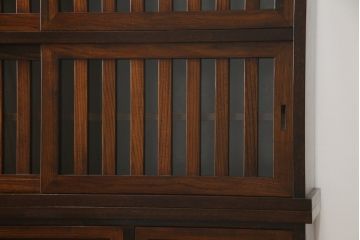 中古　美品　高級品　国産　職人手作り　総欅(ケヤキ)材　漆塗り　上質な和の空間を演出する二段重ね水屋箪笥(食器棚、茶箪笥、キャビネット、収納棚、戸棚、店舗什器)(定価約120万円)(R-076489)