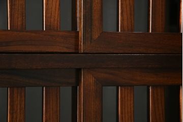 中古　美品　高級品　国産　職人手作り　総欅(ケヤキ)材　漆塗り　上質な和の空間を演出する二段重ね水屋箪笥(食器棚、茶箪笥、キャビネット、収納棚、戸棚、店舗什器)(定価約120万円)(R-076489)