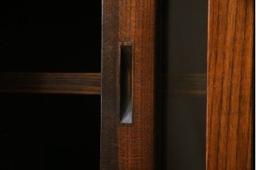 中古　美品　高級品　国産　職人手作り　総欅(ケヤキ)材　漆塗り　上質な和の空間を演出する二段重ね水屋箪笥(食器棚、茶箪笥、キャビネット、収納棚、戸棚、店舗什器)(定価約120万円)(R-076489)