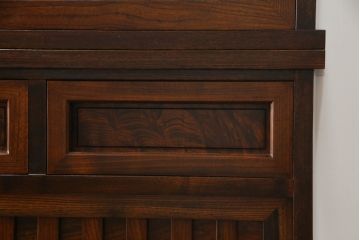中古　美品　高級品　国産　職人手作り　総欅(ケヤキ)材　漆塗り　上質な和の空間を演出する二段重ね水屋箪笥(食器棚、茶箪笥、キャビネット、収納棚、戸棚、店舗什器)(定価約120万円)(R-076489)