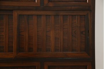 中古　美品　高級品　国産　職人手作り　総欅(ケヤキ)材　漆塗り　上質な和の空間を演出する二段重ね水屋箪笥(食器棚、茶箪笥、キャビネット、収納棚、戸棚、店舗什器)(定価約120万円)(R-076489)