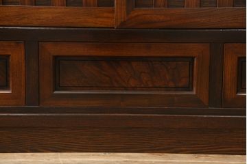 中古　美品　高級品　国産　職人手作り　総欅(ケヤキ)材　漆塗り　上質な和の空間を演出する二段重ね水屋箪笥(食器棚、茶箪笥、キャビネット、収納棚、戸棚、店舗什器)(定価約120万円)(R-076489)