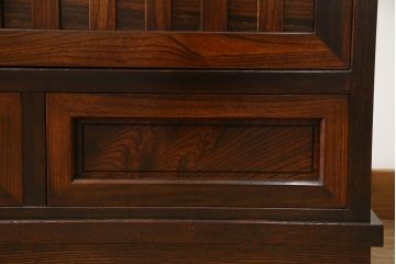 中古　美品　高級品　国産　職人手作り　総欅(ケヤキ)材　漆塗り　上質な和の空間を演出する二段重ね水屋箪笥(食器棚、茶箪笥、キャビネット、収納棚、戸棚、店舗什器)(定価約120万円)(R-076489)