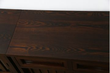 中古　美品　高級品　国産　職人手作り　総欅(ケヤキ)材　漆塗り　上質な和の空間を演出する二段重ね水屋箪笥(食器棚、茶箪笥、キャビネット、収納棚、戸棚、店舗什器)(定価約120万円)(R-076489)