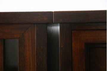 中古　美品　高級品　国産　職人手作り　総欅(ケヤキ)材　漆塗り　上質な和の空間を演出する二段重ね水屋箪笥(食器棚、茶箪笥、キャビネット、収納棚、戸棚、店舗什器)(定価約120万円)(R-076489)