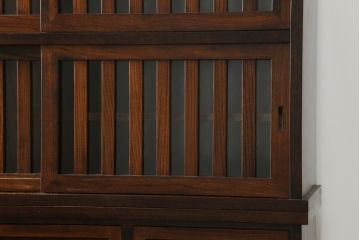 中古　美品　高級品　国産　職人手作り　総欅(ケヤキ)材　漆塗り　上質な和の空間を演出する水屋箪笥サイドボード(サイドキャビネット、収納棚、戸棚、食器棚)(R-076490)