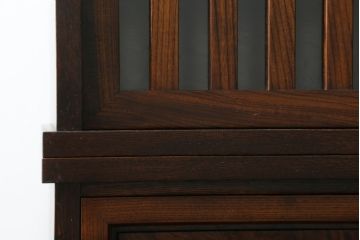 中古　美品　高級品　国産　職人手作り　総欅(ケヤキ)材　漆塗り　上質な和の空間を演出する水屋箪笥サイドボード(サイドキャビネット、収納棚、戸棚、食器棚)(R-076490)
