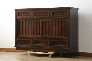 中古　美品　高級品　国産　職人手作り　総欅(ケヤキ)材　漆塗り　上質な和の空間を演出する水屋箪笥サイドボード(サイドキャビネット、収納棚、戸棚、食器棚、茶箪笥)(R-076491)