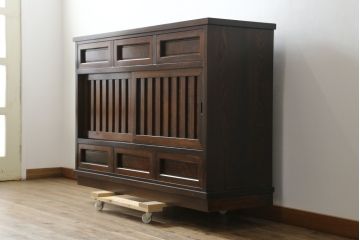 中古　美品　高級品　国産　職人手作り　総欅(ケヤキ)材　漆塗り　上質な和の空間を演出する水屋箪笥サイドボード(サイドキャビネット、収納棚、戸棚、食器棚、茶箪笥)(R-076491)