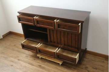 中古　美品　高級品　国産　職人手作り　総欅(ケヤキ)材　漆塗り　上質な和の空間を演出する水屋箪笥サイドボード(サイドキャビネット、収納棚、戸棚、食器棚、茶箪笥)(R-076491)