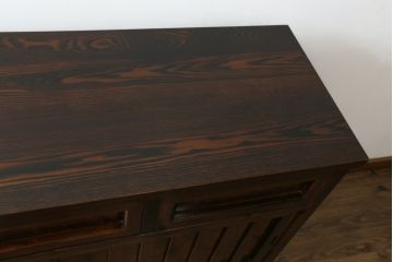 中古　美品　高級品　国産　職人手作り　総欅(ケヤキ)材　漆塗り　上質な和の空間を演出する水屋箪笥サイドボード(サイドキャビネット、収納棚、戸棚、食器棚、茶箪笥)(R-076491)
