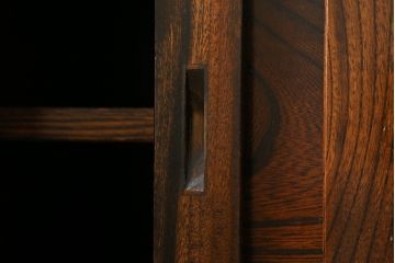 中古　美品　高級品　国産　職人手作り　総欅(ケヤキ)材　漆塗り　上質な和の空間を演出する水屋箪笥サイドボード(サイドキャビネット、収納棚、戸棚、食器棚、茶箪笥)(R-076491)