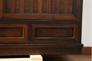中古　美品　高級品　国産　職人手作り　総欅(ケヤキ)材　漆塗り　上質な和の空間を演出する水屋箪笥サイドボード(サイドキャビネット、収納棚、戸棚、食器棚、茶箪笥)(R-076491)