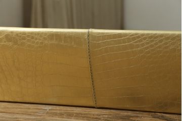 中古　FENDI CASA(フェンディ カーサ)　本革(レザー)　クロコ型押し　シンプルでスタイリッシュな佇まいが魅力的な特大姿見(全身鏡、full length、ミラー、カガミ、エンボス加工)(R-076493)