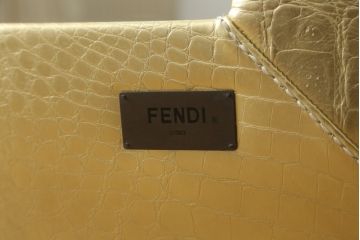 中古　FENDI CASA(フェンディ カーサ)　本革(レザー)　クロコ型押し　シンプルでスタイリッシュな佇まいが魅力的な特大姿見(全身鏡、full length、ミラー、カガミ、エンボス加工)(R-076493)