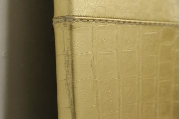 中古　FENDI CASA(フェンディ カーサ)　本革(レザー)　クロコ型押し　シンプルでスタイリッシュな佇まいが魅力的な特大姿見(全身鏡、full length、ミラー、カガミ、エンボス加工)(R-076493)