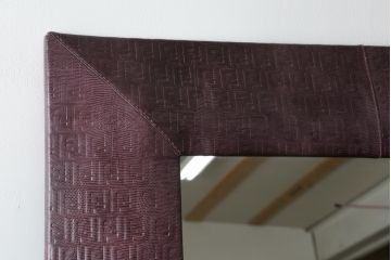 中古　FENDI CASA(フェンディ カーサ)　本革(レザー)　FFロゴ　シンプルながらゴージャスな雰囲気漂う特大姿見(全身鏡、full length、ミラー、カガミ、エンボス加工)(R-076494)