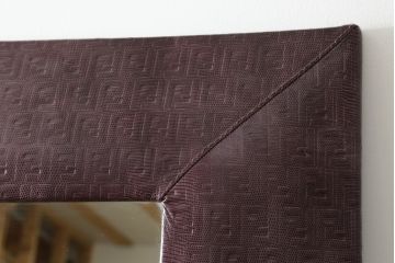中古　FENDI CASA(フェンディ カーサ)　本革(レザー)　FFロゴ　シンプルながらゴージャスな雰囲気漂う特大姿見(全身鏡、full length、ミラー、カガミ、エンボス加工)(R-076494)