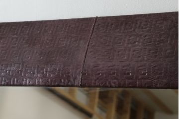 中古　FENDI CASA(フェンディ カーサ)　本革(レザー)　FFロゴ　シンプルながらゴージャスな雰囲気漂う特大姿見(全身鏡、full length、ミラー、カガミ、エンボス加工)(R-076494)