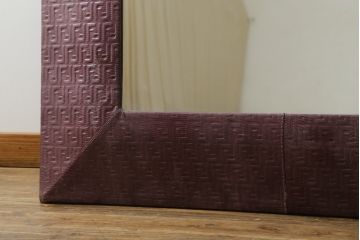 中古　FENDI CASA(フェンディ カーサ)　本革(レザー)　FFロゴ　シンプルながらゴージャスな雰囲気漂う特大姿見(全身鏡、full length、ミラー、カガミ、エンボス加工)(R-076494)