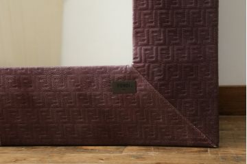 中古　FENDI CASA(フェンディ カーサ)　本革(レザー)　FFロゴ　シンプルながらゴージャスな雰囲気漂う特大姿見(全身鏡、full length、ミラー、カガミ、エンボス加工)(R-076494)