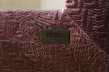 中古　FENDI CASA(フェンディ カーサ)　本革(レザー)　FFロゴ　シンプルながらゴージャスな雰囲気漂う特大姿見(全身鏡、full length、ミラー、カガミ、エンボス加工)(R-076494)