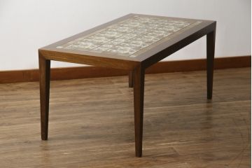 デンマークビンテージ　ROYAL COPENHAGEN(ロイヤルコペンハーゲン)×HASLEV(ハスレヴ)　BACA(バッカ)シリーズ　チーク材　タイルトップがお洒落なローテーブル(センターテーブル、コーヒーテーブル、リビングテーブル、ヴィンテージ、北欧)(R-076495)